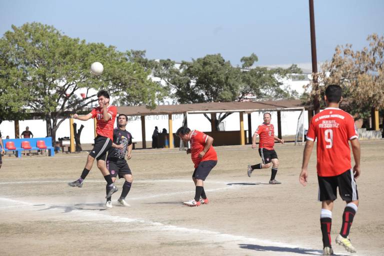 Naval FC sigue en ascenso en Futbol Intermédicos