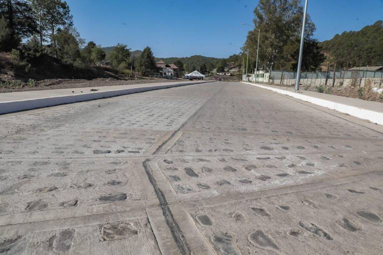 Inaugura Rocha calle que costó 9.7 millones, en la sierra de Badiraguato