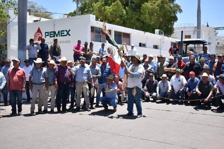 Mantienen productores toma de instalaciones de Pemex