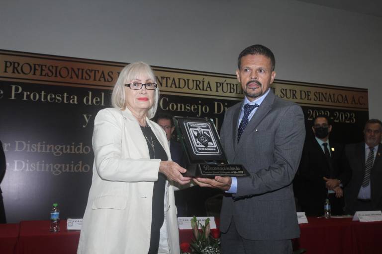 Asume Quinardo García la presidencia del Colegio de Contadores Públicos del Sur de Sinaloa