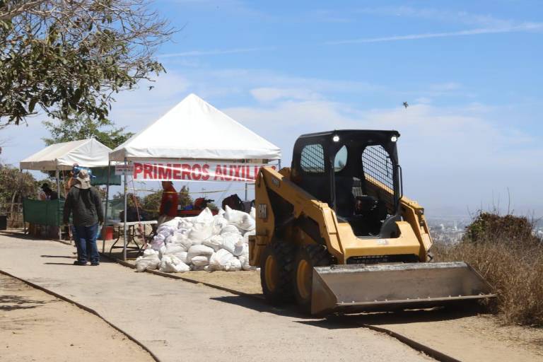 Pese a suspensión de la obra, construcción de tirolesa continúa en Cerro del Crestón