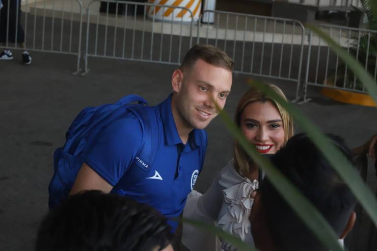 Pese a mal paso, Cruz Azul recibe apoyo de su afición al llegar a Mazatlán