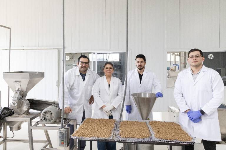 Científicos sinaloenses transforman residuos de cerveza en alimentos y electricidad