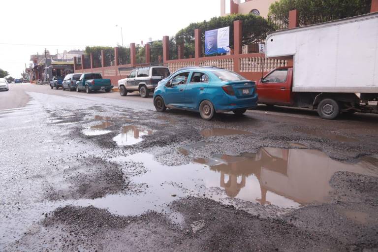 Reaparecen los baches en esquina del mercado de la Juárez, en Mazatlán