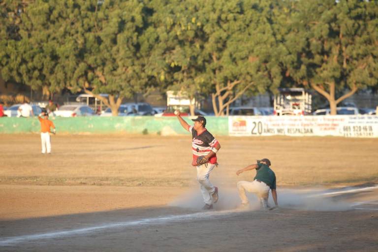 Proveedora de Maderas y Triplay-PMM se impone en la Liga de Beisbol Eco Taxis Verdes, en Mazatlán