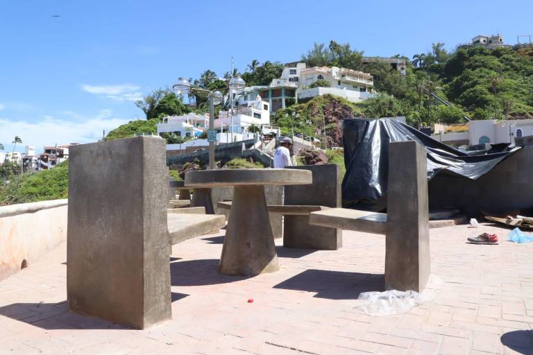 Construyen mesas y sillas en el ‘corazón’ del Paseo Centenario; moverán ahí estatua de José Alfredo Jiménez