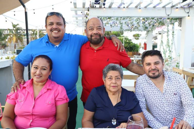 Integrantes del Colegio de Abogados Genaro Estrada festejan su día