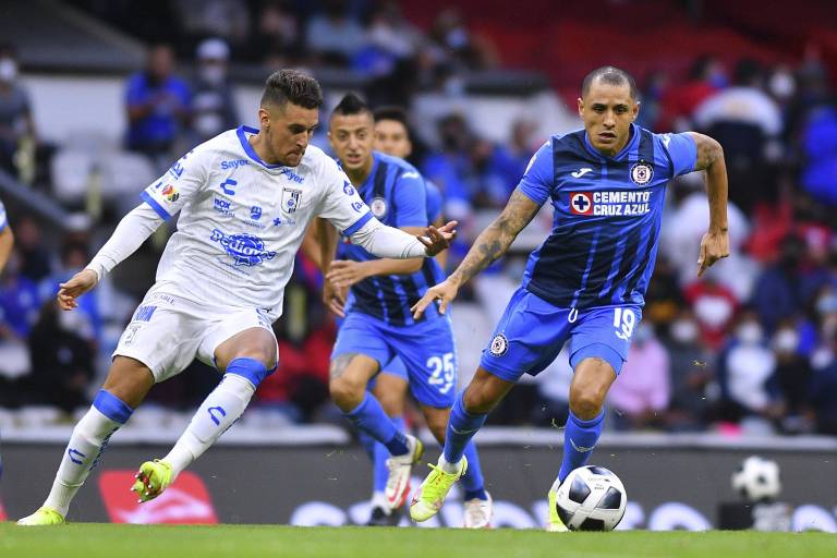 Cruz Azul despluma 2-0 a Gallos Blancos de Querétaro
