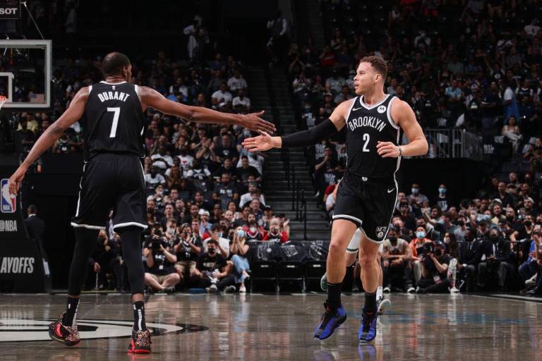 A pesar de la lesión de Harden, Nets brilla y comienza ganando la serie ante Bucks
