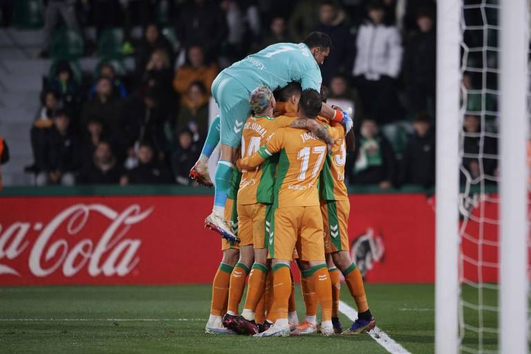 Betis y Guardado logran espectacular remontada ante Elche