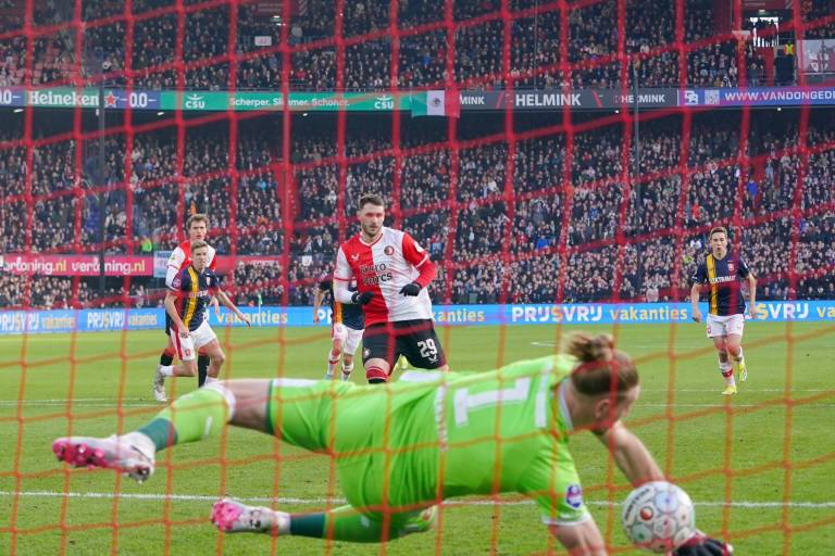 Giménez falla penalti que le cuesta triunfo al Feyenoord