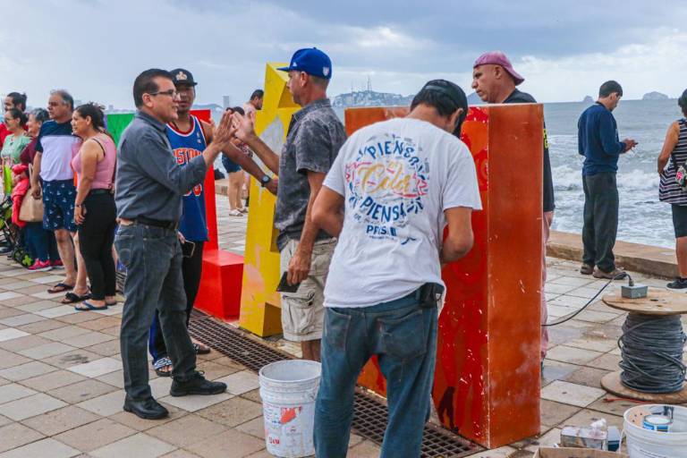Rehabilitan las letras de Mazatlán del parador fotográfico