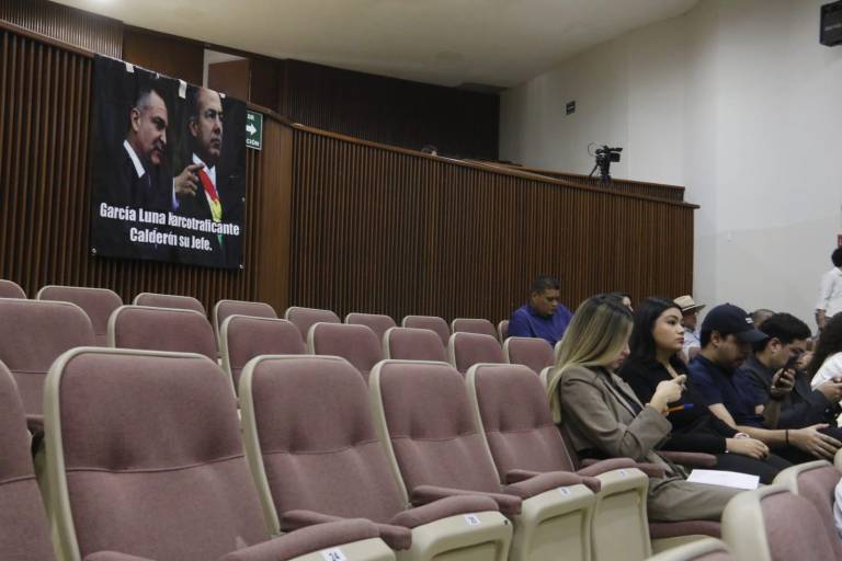 Colocan lona contra Genaro García Luna en el Congreso de Sinaloa; PAN se deslinda del ex Secretario