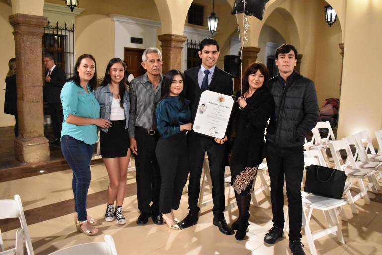 Obtienen su título como licenciados en derecho