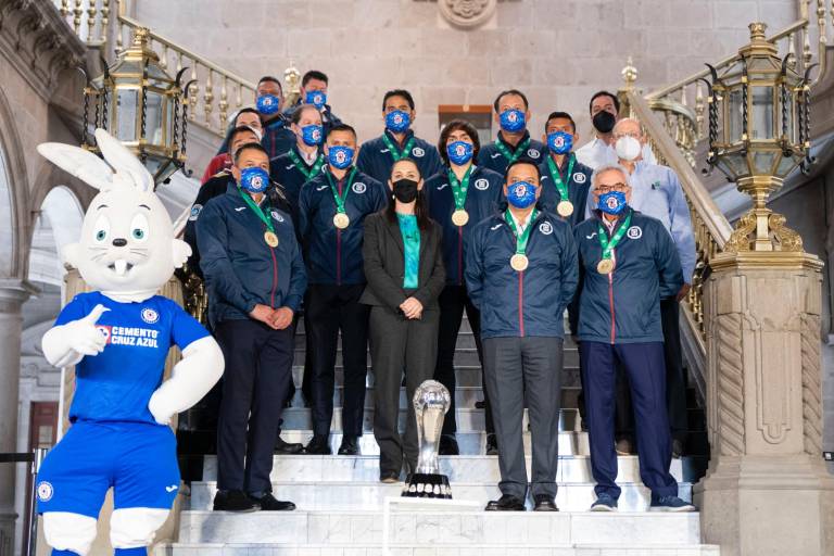 Sheinbaum recibe en el Antiguo Palacio del Ayuntamiento al campeón Cruz Azul