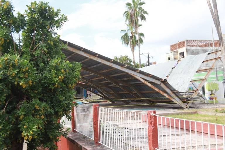 Vientos derriban techumbre de primaria y poste de CFE en el centro de Mazatlán