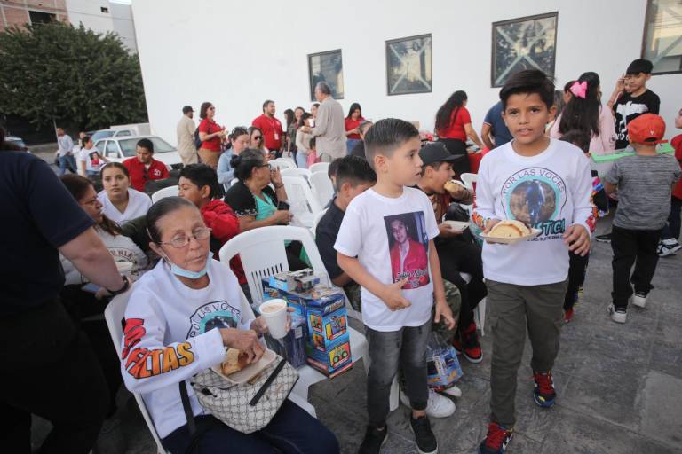 Daniel Eduardo recibió de los Reyes Magos una pista de carreras y otros juguetes