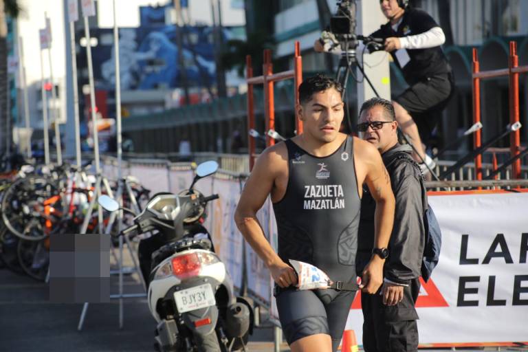 Regresa mazatleco Zazueta de un accidente para ganar el Triatlón Pacífico