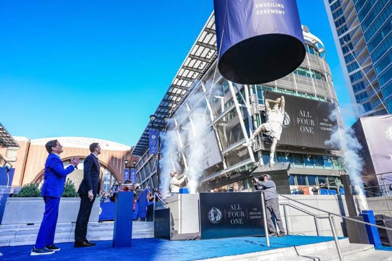 Los Dallas Mavericks revelan estatua de Dirk Nowitzki