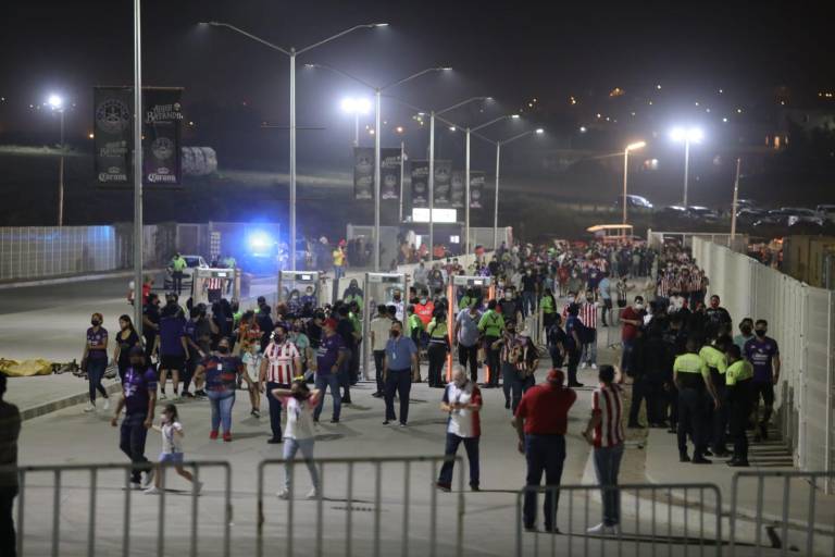 Aficionados de Mazatlán y Chivas viven fiesta futbolera en el Kraken