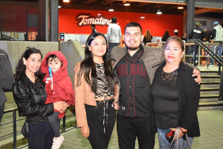 Viven sinaloenses emocionante juego en el estadio Tomateros
