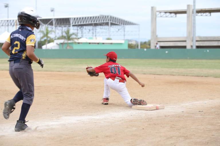 Liga Mazatlán explota a la ofensiva y noquea a Rieleros en el Mazatlán Baseball Tournament