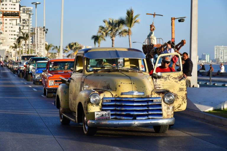Semana de la Troca: Cientos de camionetas recorren el malecón de Mazatlán