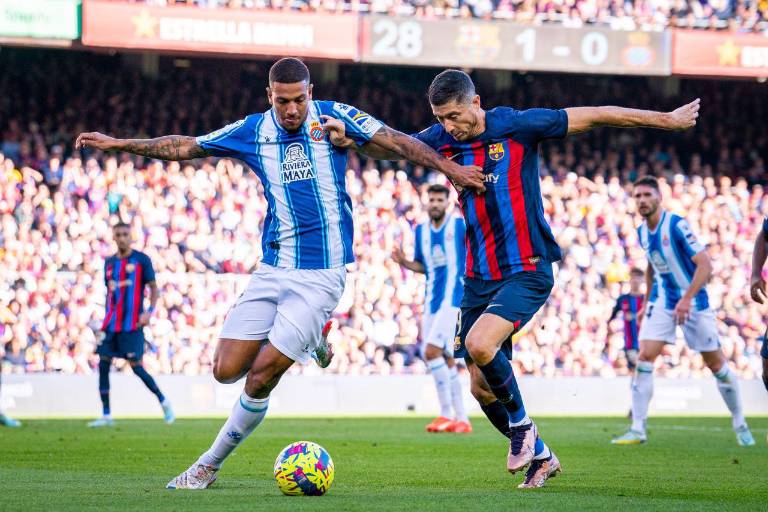 Barcelona empata en un derbi caliente y termina como líder