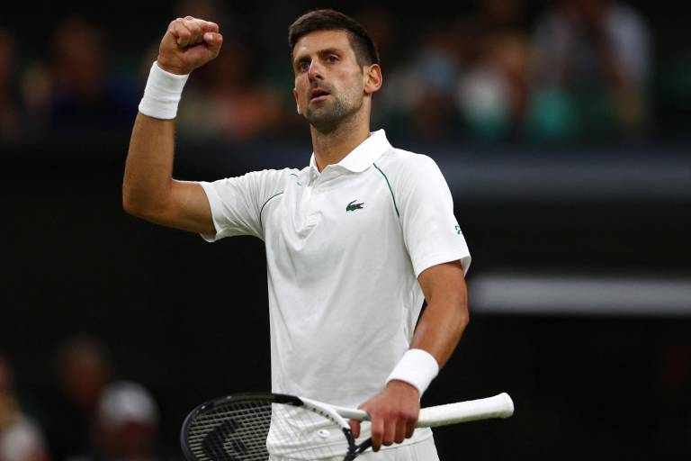 Novak Djokovic llega exigido a cuartos de final de Wimbledon