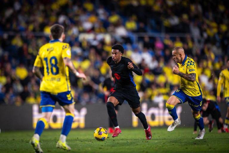 Barcelona supera a Las Palmas con goles de Olmo y Ferran en una segunda parte de reacción