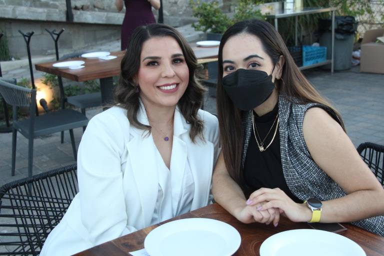 Entre mujeres comparten experiencias