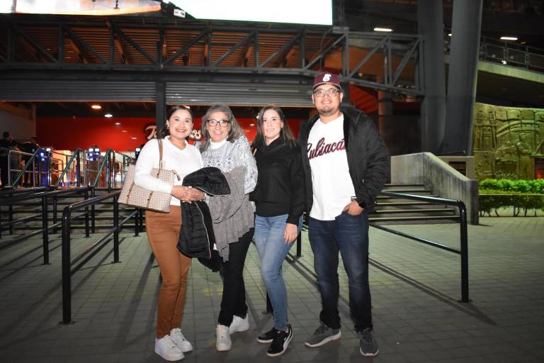 Viven sinaloenses emocionante juego en el estadio Tomateros
