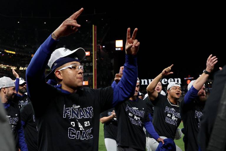 Julio Urías supera a Fernando Valenzuela en ponches en playoffs