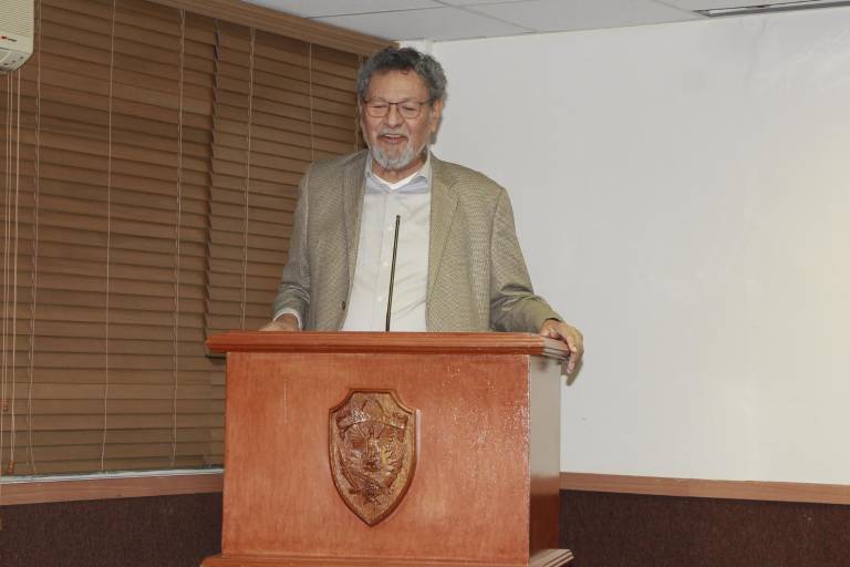 Disfrutan charla literaria con David Toscana