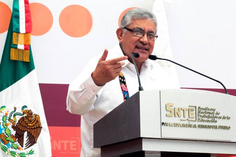 SNTE exige a gobiernos de oposición que distribuyan libros de texto