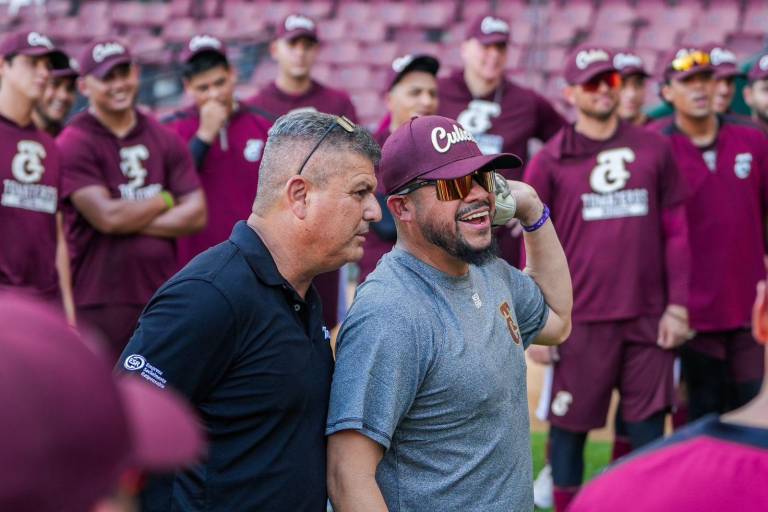 Vive Alfredo Amézaga su primer día como mánager de Tomateros de Culiacán