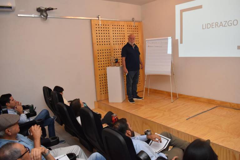 La esencia de la dirección y liderazgo responsable está en saber educar a quienes le rodean: Clouthier