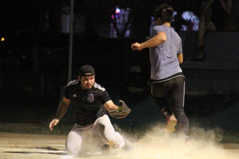 Compadres no cree en nadie en la Liga de Softbol Municipal