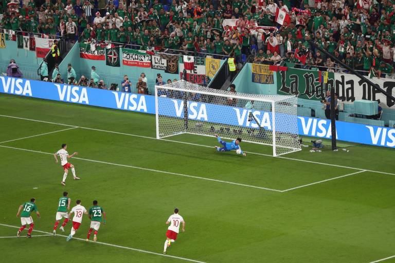 Guillermo Ochoa emerge como héroe al detener penal a Robert Lewandowski y mantener el 0-0