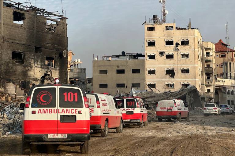 Bloquea Israel convoy que evacuaba heridos de un hospital bombardeado en Gaza