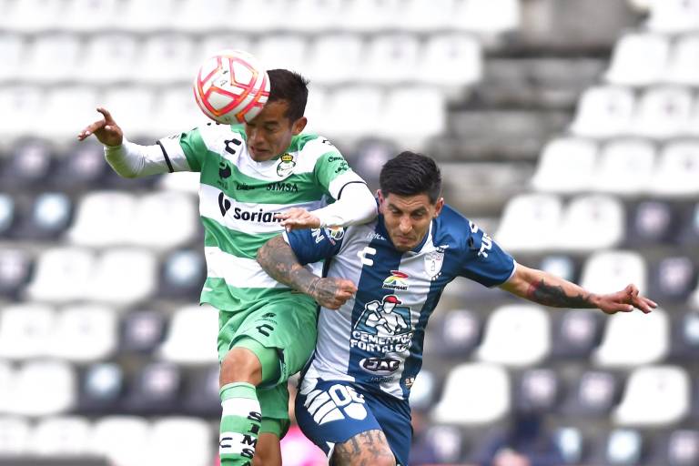 Pachuca derrota a Santos y se acerca a la cima