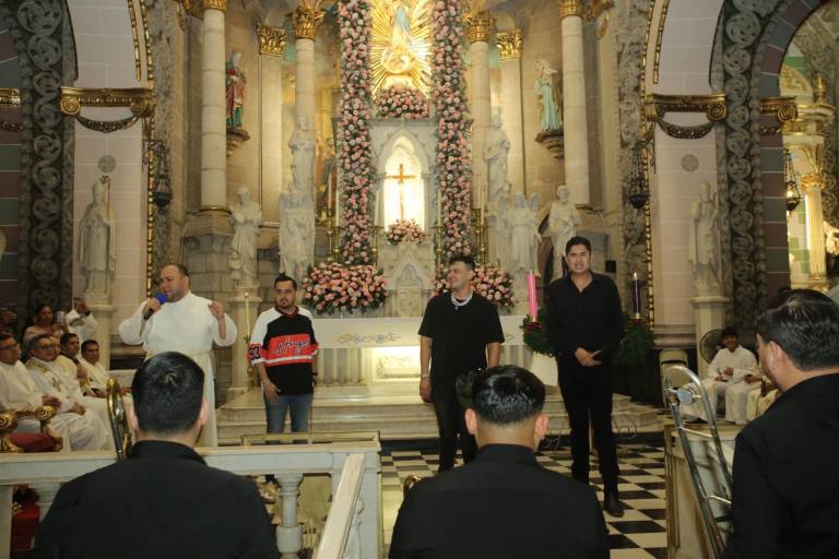 Canta ‘El Yaki’ Las Mañanitas a la Inmaculada Concepción