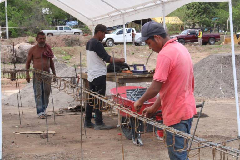 Supervisan la construcción de casas en el nuevo Santa María