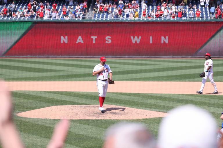 Kyle Schwarber pega tres jonrones y Nats vencen 5-2 a Mets