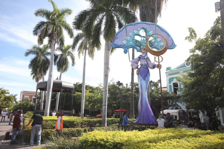Terminan de colocar los 11 monigotes alusivos al Carnaval de Mazatlán 2024