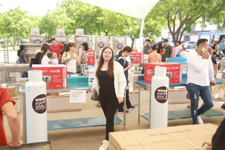 Entregan apoyos a 46 familias de Mazatlán del programa Equipa Sinaloa