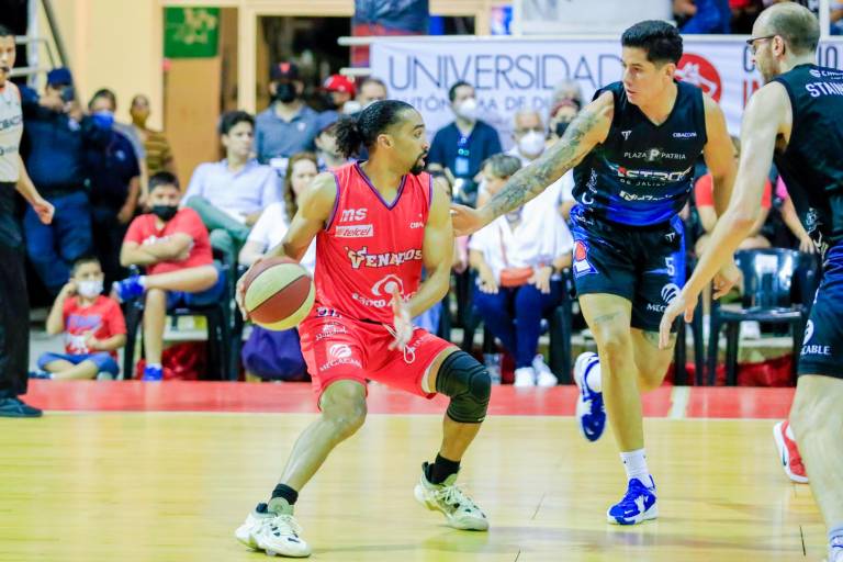 Venados Basketball sufre doloroso revés y se pone abajo en la serie ante Astros