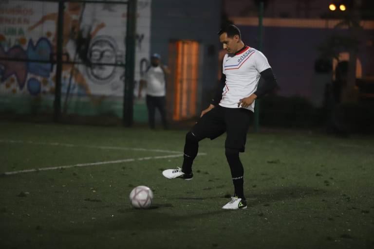 Rodolfo Cota se echa una cascarita en Mazatlán
