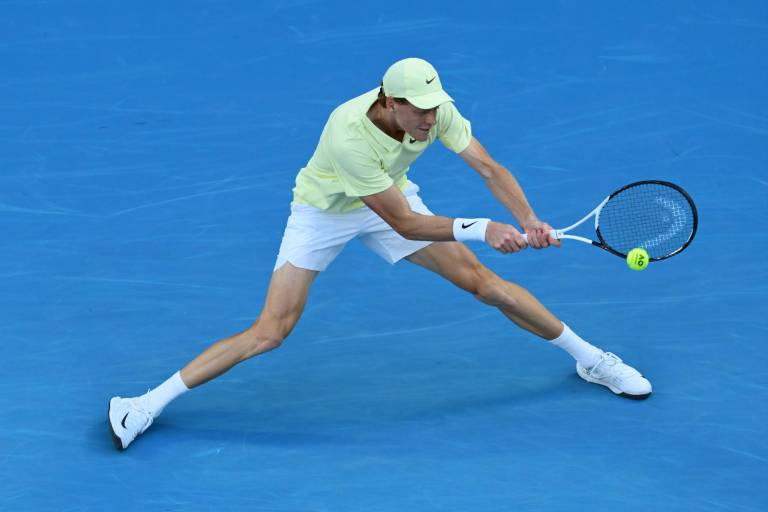 Sinner se permite un desliz rumbo a la tercera ronda del Abierto de Australia