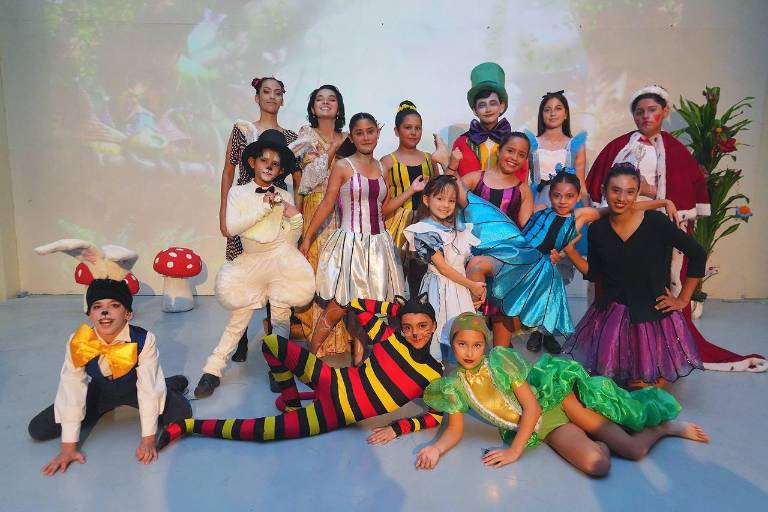 Disfrutan de magia, aventuras, canto y risas en escena